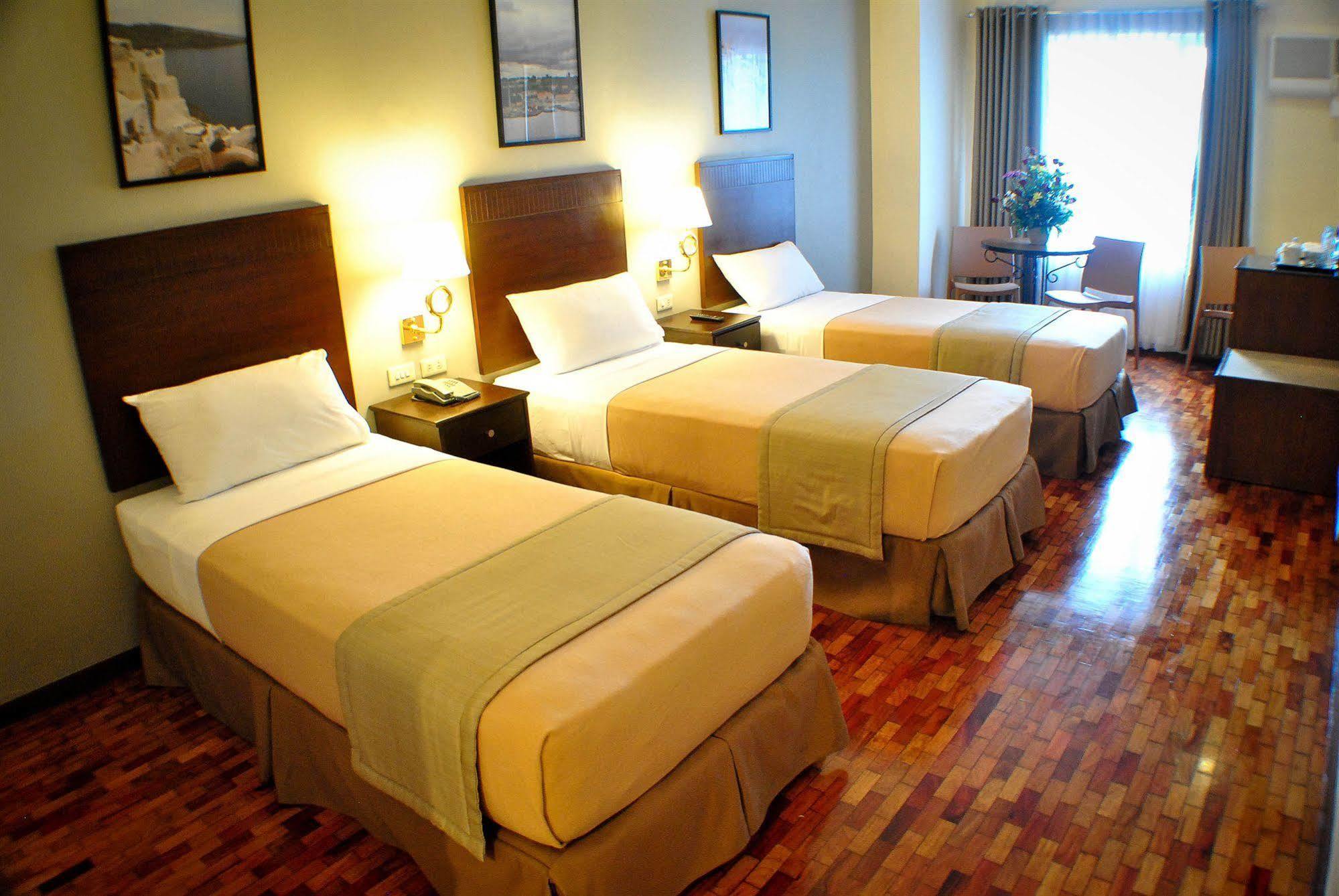 ファーサル ホテル カラヤン ケソン シティ マニラ市 エクステリア 写真